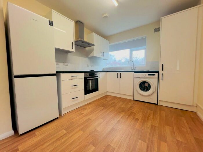 2 Bedroom Flat To Rent In Kingswood Road, Bromley, London, BR2