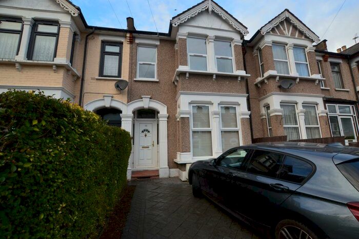 2 Bedroom Flat To Rent In Sackville Gardens, London, IG1