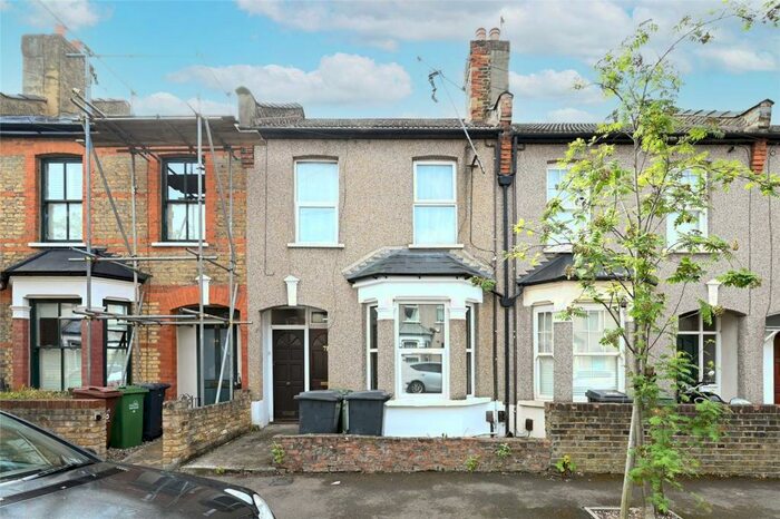 2 Bedroom Flat To Rent In Bakers Avenue, Walthamstow, London, E17