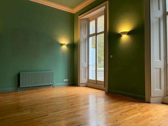 3 Bedroom Flat To Rent In St. Georges Square, London, SW1V