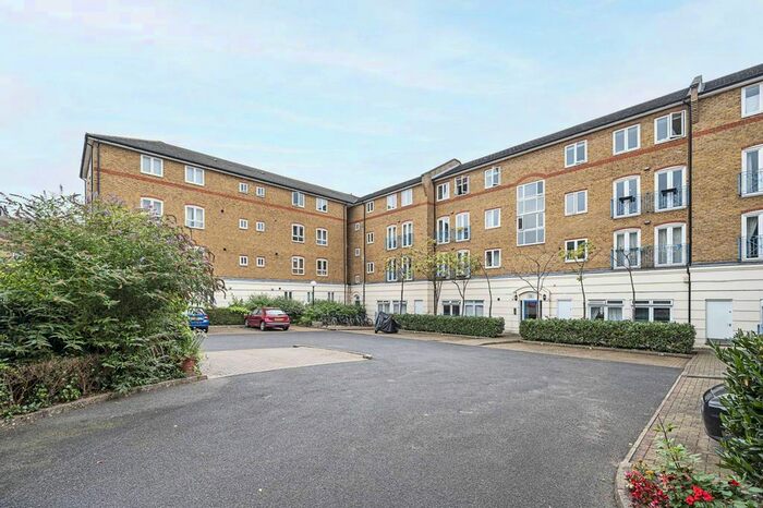 2 Bedroom Flat To Rent In Fuller Close, Bethnal Green, London, E2