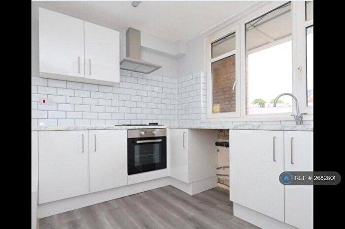3 Bedroom Flat To Rent In Flanders Way, London, E9