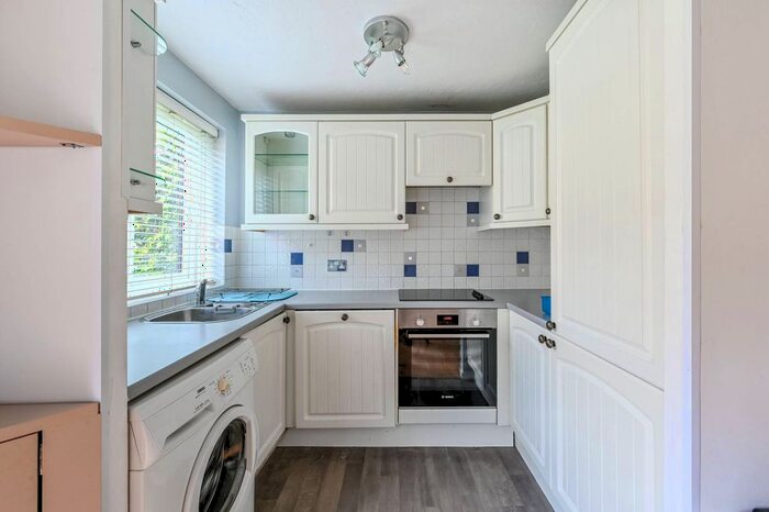 2 Bedroom Flat To Rent In Riverside Close, Clapton, London, E5