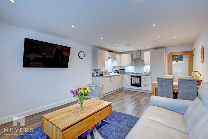 2 Bedroom Flat For Sale In Lymington Road, Christchurch, BH23