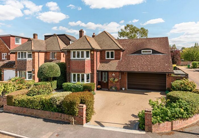 4 Bedroom Detached House For Sale In Denton Grove, Walton-On-Thames, KT12