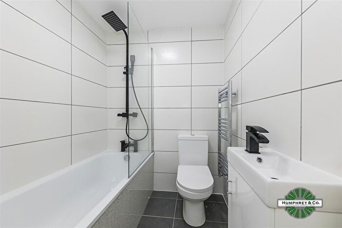 3 Bedroom Flat To Rent In Clifden Road, London, E5