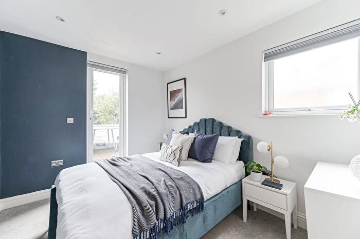 3 Bedroom Flat To Rent In Rosaline Road, Munster Village, London, SW6