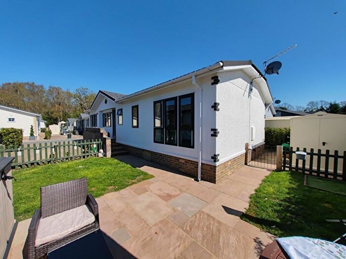 2 Bedroom Mobile/park Home For Sale In Victoria Gardens, Barkham Ride, Finchampstead, RG40