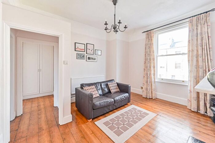 1 Bedroom Flat For Sale In Burnley Road, Stockwell, London, SW9