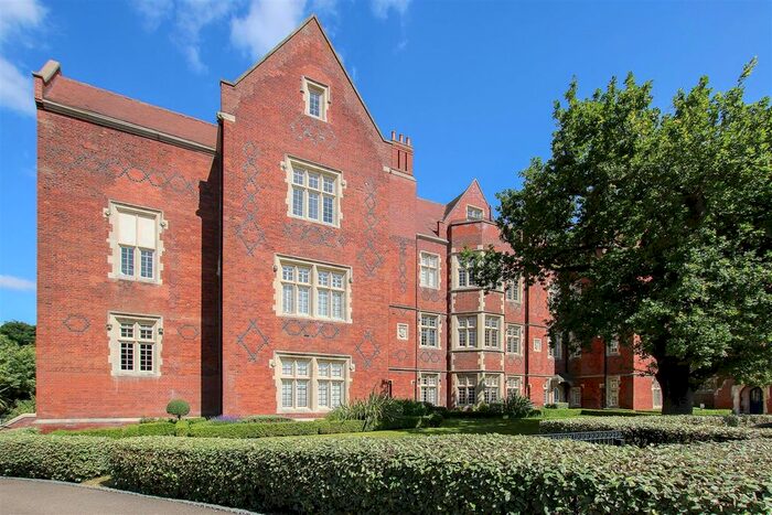 2 Bedroom Flat For Sale In The Galleries, Warley, Brentwood, CM14