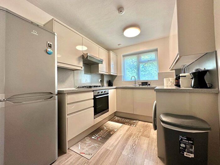 2 Bedroom Flat To Rent In Embassy Garden, Beckenham, BR3