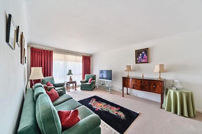 2 Bedroom Flat For Sale In Stonegrove, Peters Lodge, HA8