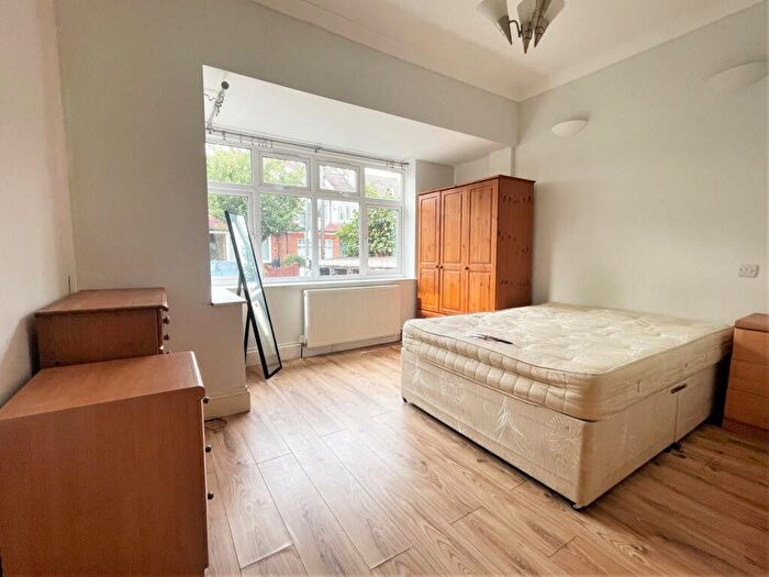 3 Bedroom Flat To Rent In Montana Road, Tooting Bec, SW17