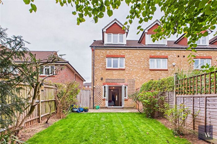 3 Bedroom Detached House To Rent In Fawcett Close, London, SW16