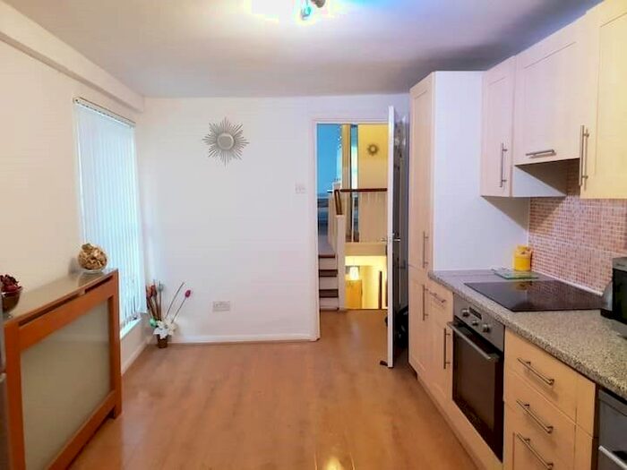 2 Bedroom Flat To Rent In Glenthorne Road, London, N11