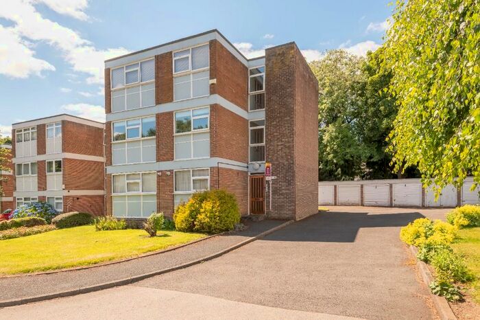 2 Bedroom Flat To Rent In Newton Court, Oakwood, Leeds, LS8