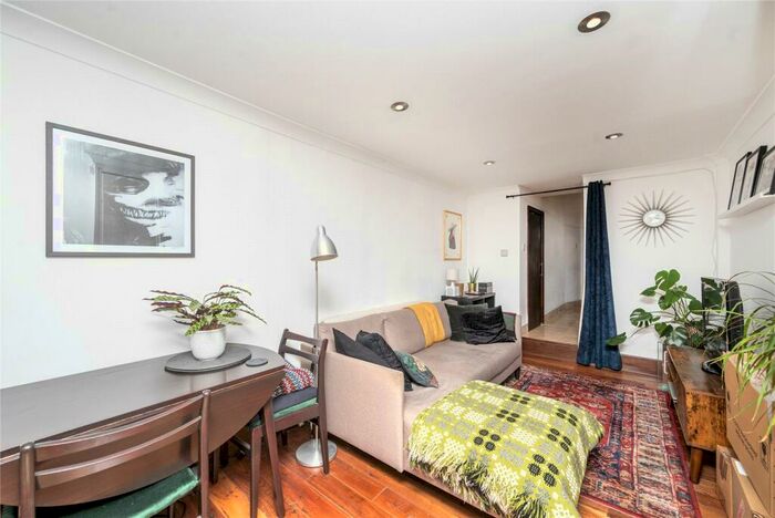 2 Bedroom Apartment To Rent In Whewell Road, Islington, London, N19