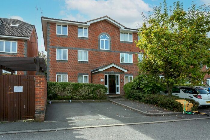 2 Bedroom Flat To Rent In Gade Close, Rickmansworth Road, Watford, Hertfordshire, WD18