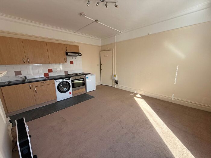 Studio To Rent In Gresham Road, Hounslow, TW3 - Photo 3