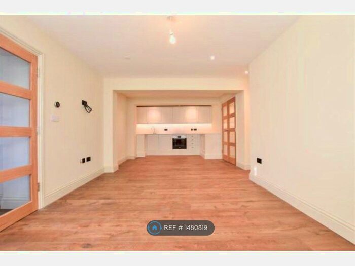 2 Bedroom Flat To Rent In High Street, Hastings, TN34