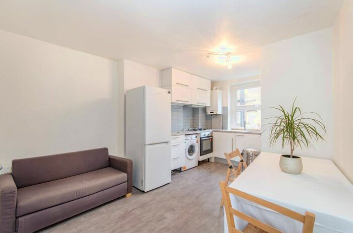 2 Bedroom Flat To Rent In Kilburn Lane, Queen's Park, London, W10