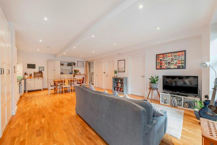 2 Bedroom Flat To Rent In Banister Road, London, W10