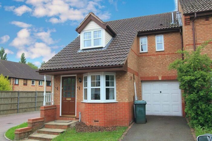 3 Bedroom Semi-Detached House To Rent In Hamilton Close, Banbury, Oxon, OX16