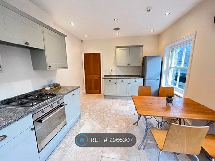 3 Bedroom Maisonette To Rent In Cheltenham Crescent, Harrogate, HG1