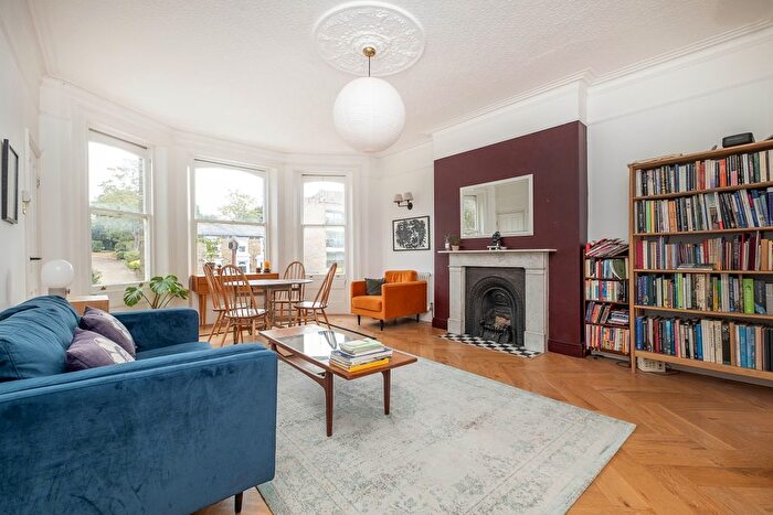 2 Bedroom Flat To Rent In Queens Road, Kingston Upon Thames, KT2
