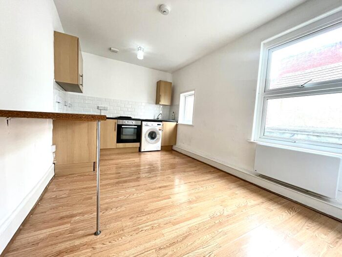 2 Bedroom Flat To Rent In West Street, Fareham, PO16