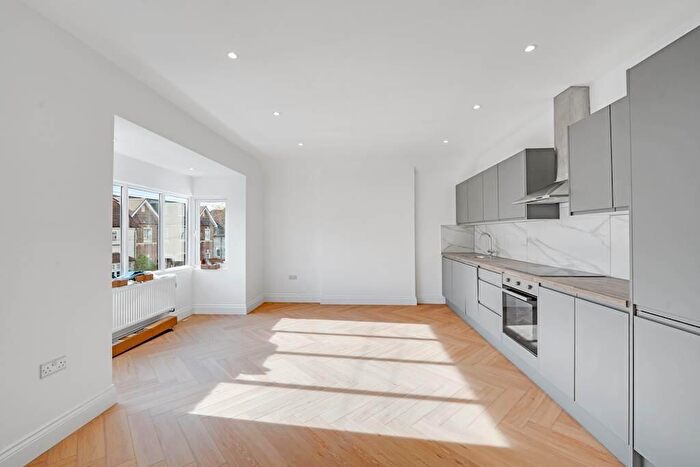 3 Bedroom Flat To Rent In Kings Drive, Thames Ditton, Surrey, KT7