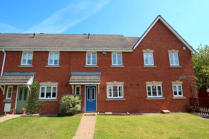 3 Bedroom Town House To Rent In Heather Close, Burton-On-Trent, DE14
