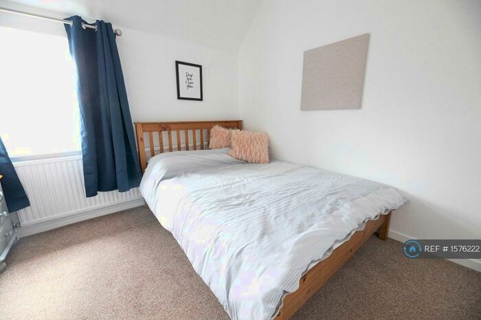 4 Bedroom Semi-Detached House To Rent In Kings Avenue, Winchester, SO22