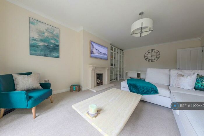 2 Bedroom Flat To Rent In Edenhall, Beckenham, BR3