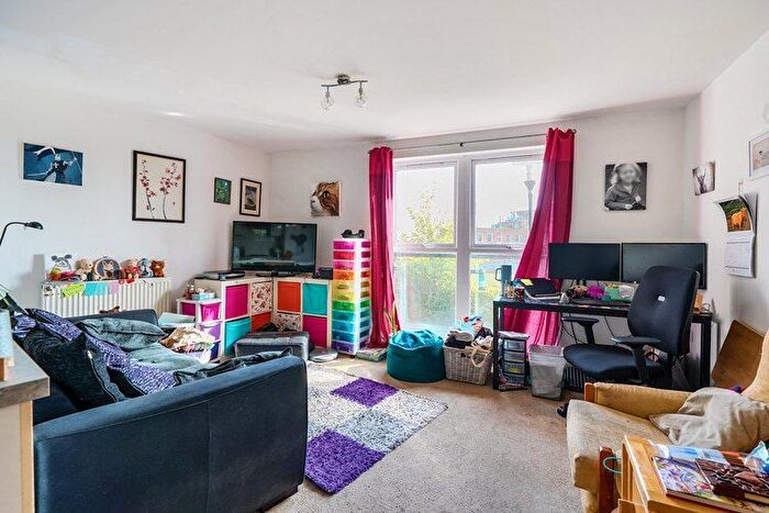 2 Bedroom Flat For Sale In Chestnut Court, Leatherhead, Surrey, KT22