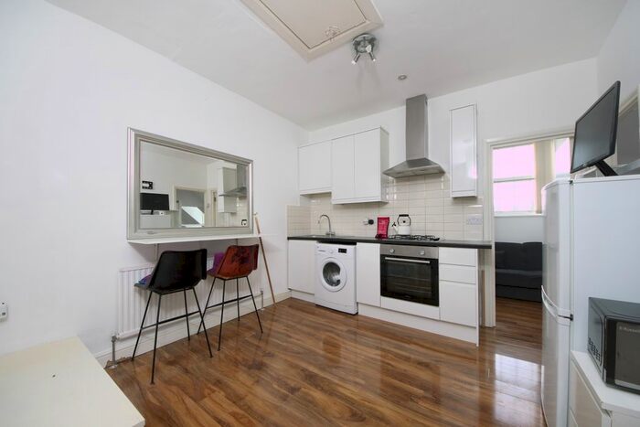 3 Bedroom Flat To Rent In York Road, London, W3