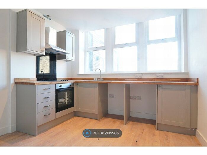 2 Bedroom Flat To Rent In Birds Royd Lane, Brighouse, HD6