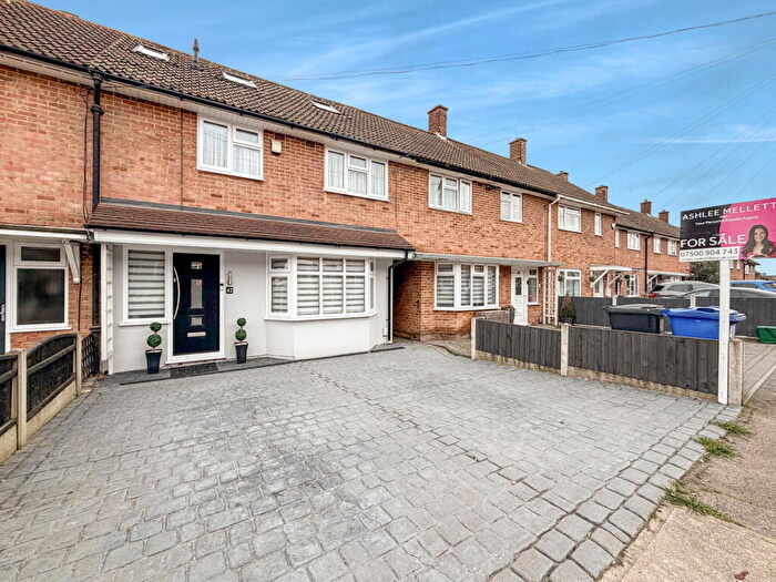 3 Bedroom Semi-Detached House For Sale In Cornwell Crescent, Stanford-Le-Hope, SS17