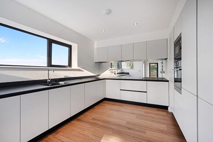 3 Bedroom Apartment To Rent In Caldy Road, CH48