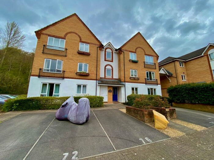 2 Bedroom Flat To Rent In Butlers Close, Crews Hole, Bristol, BS5