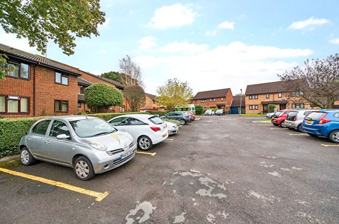 1 Bedroom Flat For Sale In Tarragon Drive, Guildford, Surrey, GU2