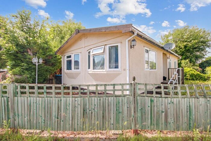 3 Bedroom Park Home For Sale In Meadowside Park, Lingfield, Surrey, RH7