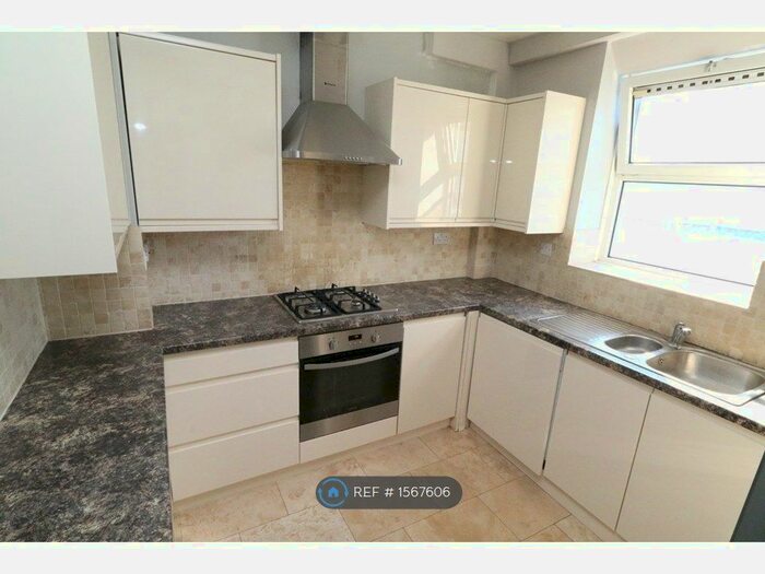 3 Bedroom Flat To Rent In Goldsborough House, London, SW8