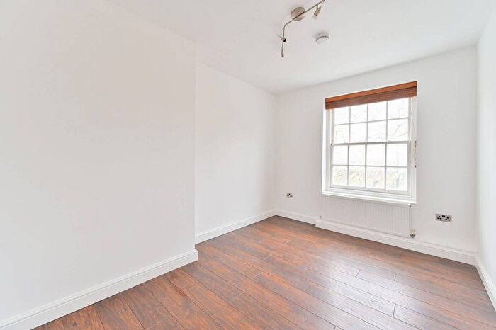 3 Bedroom Flat To Rent In Kennington Park Road, Oval, London, SE11