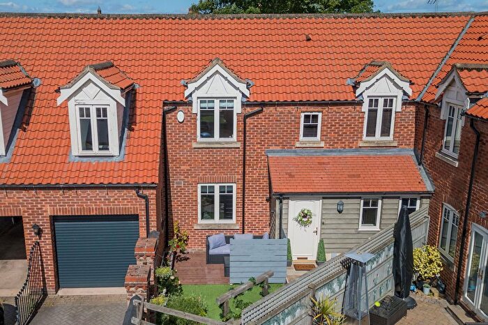 4 Bedroom Semi-Detached House For Sale In Bridge Farm, Pollington, DN14
