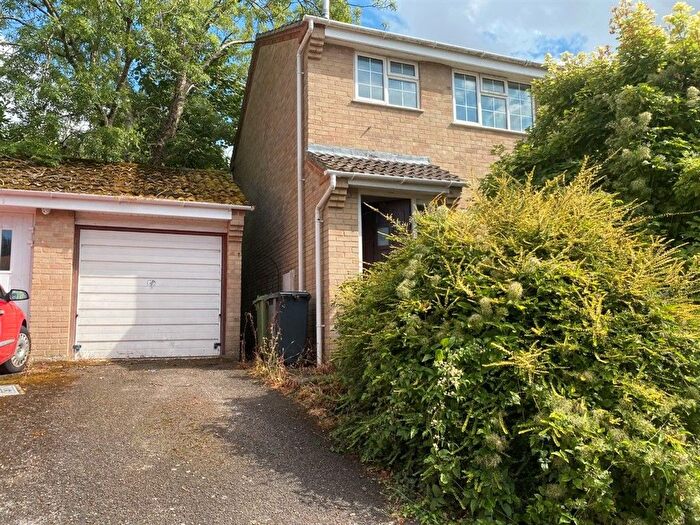3 Bedroom Semi-Detached House For Sale In Well Copse Close, Waterlooville, PO8
