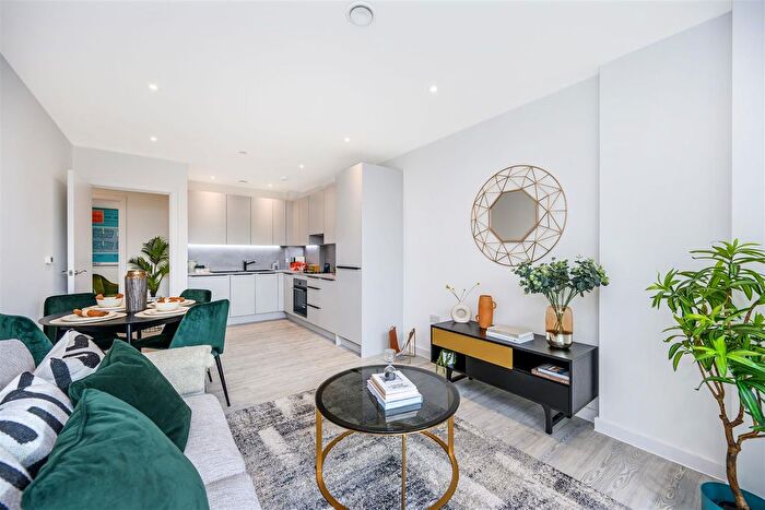 2 Bedroom Flat For Sale In Bell Tree Court London Road, Hounslow, TW8