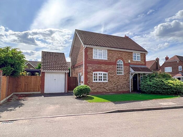 4 Bedroom Detached House For Sale In Grafton Way, West Molesey, KT8