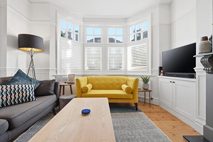 4 Bedroom Property For Sale In Ingatestone Road, Aldersbrook, E12