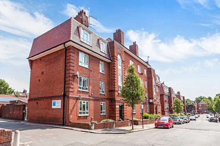 2 Bedroom Flat To Rent In Clapham Common, London, SW4